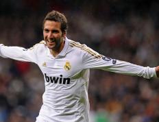 重要助攻首场状态出色，老鹰观众沸腾！，梅西重返赛场热度持续攀升